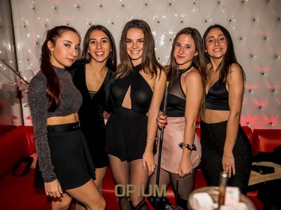 dress code chicas opium